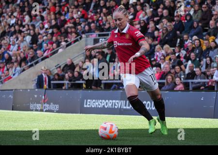 Leigh, Regno Unito. 17th Set, 2022. Leigh, Inghilterra, 17th 2022 settembre: Leah Galton (11 Manchester United) sulla palla durante il gioco di Barclays fa Womens Super League tra Manchester United e Reading al Leigh Sports Village a Leigh, Inghilterra (Natalie Mincher/SPP) Credit: SPP Sport Press Photo. /Alamy Live News Foto Stock