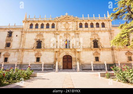 Facciata dell'edificio del Collegio di San Ildefonso, sede dell'Università di Alcala de Henares Foto Stock