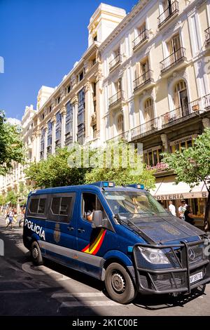 Madrid, Spagna - 19 giugno 2022: Pulmino di polizia nel centro storico di Madrid Foto Stock