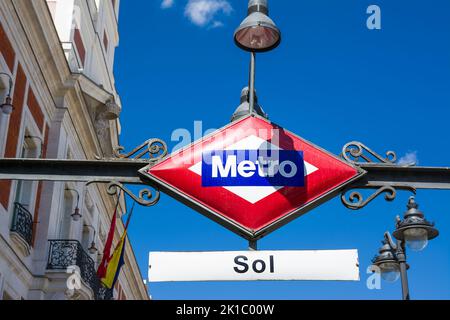 Firma all'ingresso della metropolitana alla fermata in Plaza del Sol a Madrid Foto Stock