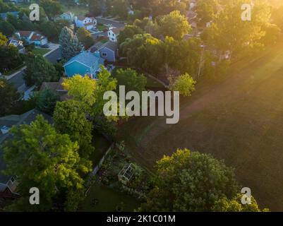 Alba estiva nebbia sulla zona residenziale di Fort Collins nel Colorado settentrionale, vista aerea Foto Stock