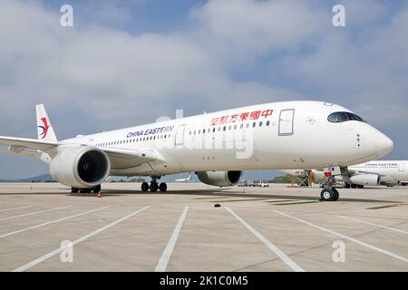 YANTAI, CINA - 1 SETTEMBRE 2022 - Un jet passeggeri China Eastern Airlines Airbus A350 è visto all'aeroporto internazionale di Penglai a Yantai, Shandon Foto Stock