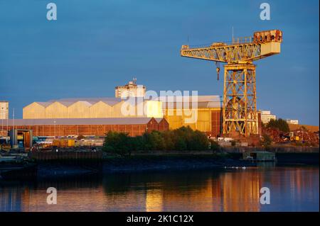 Gru cantieristica nella storica Govan Glasgow Scozia Foto Stock