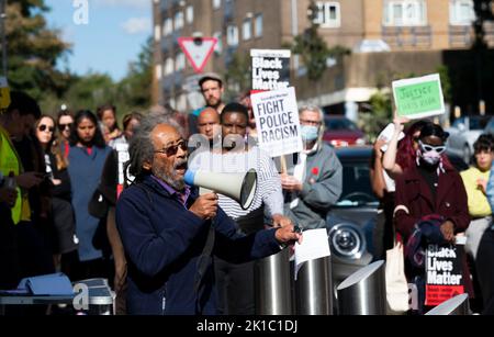 Brighton UK 17th settembre 2022 - Giustizia per i manifestanti di Chris Kaba al di fuori della stazione di polizia di Brighton in concomitanza con altre manifestazioni che si svolgono in tutto il paese . Chris Kaba è stato ucciso da un poliziotto metropolitano di armi da fuoco il 5 settembre dopo un inseguimento che si è concluso nel sud di Londra. . : Credit Simon Dack / Alamy Live News Foto Stock