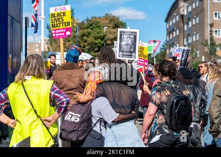 Brighton UK 17th settembre 2022 - Giustizia per i manifestanti di Chris Kaba al di fuori della stazione di polizia di Brighton in concomitanza con altre manifestazioni che si svolgono in tutto il paese . Chris Kaba è stato ucciso da un poliziotto metropolitano di armi da fuoco il 5 settembre dopo un inseguimento che si è concluso nel sud di Londra. . : Credit Simon Dack / Alamy Live News Foto Stock