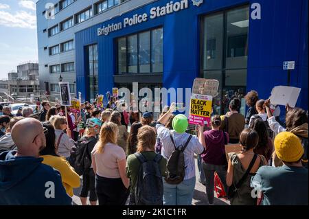 Brighton UK 17th settembre 2022 - Giustizia per i manifestanti di Chris Kaba al di fuori della stazione di polizia di Brighton in concomitanza con altre manifestazioni che si svolgono in tutto il paese . Chris Kaba è stato ucciso da un poliziotto metropolitano di armi da fuoco il 5 settembre dopo un inseguimento che si è concluso nel sud di Londra. . : Credit Simon Dack / Alamy Live News Foto Stock