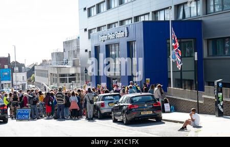 Brighton UK 17th settembre 2022 - Giustizia per i manifestanti di Chris Kaba al di fuori della stazione di polizia di Brighton in concomitanza con altre manifestazioni che si svolgono in tutto il paese . Chris Kaba è stato ucciso da un poliziotto metropolitano di armi da fuoco il 5 settembre dopo un inseguimento che si è concluso nel sud di Londra. . : Credit Simon Dack / Alamy Live News Foto Stock