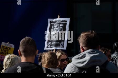 Brighton UK 17th settembre 2022 - Giustizia per i manifestanti di Chris Kaba al di fuori della stazione di polizia di Brighton in concomitanza con altre manifestazioni che si svolgono in tutto il paese . Chris Kaba è stato ucciso da un poliziotto metropolitano di armi da fuoco il 5 settembre dopo un inseguimento che si è concluso nel sud di Londra. . : Credit Simon Dack / Alamy Live News Foto Stock