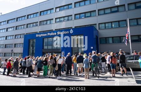 Brighton UK 17th settembre 2022 - Giustizia per i manifestanti di Chris Kaba al di fuori della stazione di polizia di Brighton in concomitanza con altre manifestazioni che si svolgono in tutto il paese . Chris Kaba è stato ucciso da un poliziotto metropolitano di armi da fuoco il 5 settembre dopo un inseguimento che si è concluso nel sud di Londra. . : Credit Simon Dack / Alamy Live News Foto Stock