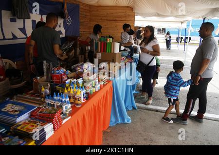 Comune di San Francisco, Venezuela. 16th Set, 2022. I venezuelani partecipano al primo ''San Francisco School Fair 2022''. Nelle strutture dell'ufficio del sindaco nel comune meridionale, un'iniziativa del sindaco Gustavo FernÃ¡ndez e della sua squadra di governo, essi uniscono le forze in modo che le persone provenienti da altri comuni. Possono godere dei prezzi di solidarietà in termini di forniture scolastiche uniformi, calzature, zaini, libri e notebook sono alcuni dei prodotti che possono acquistare per il ritorno a scuola del più piccolo della casa.il 16 settembre 2022, San Francisco, Venezuela. (Credit Image: © Hum Foto Stock