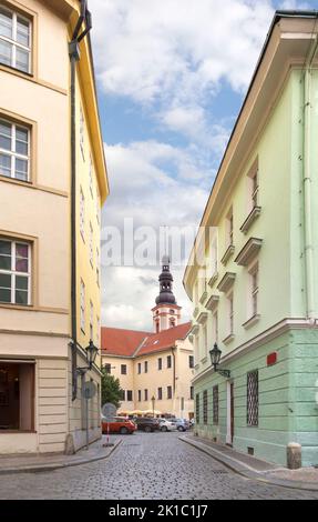 Piccola strada stretta Konviktska nel centro della città vecchia. Praga, Repubblica Ceca Foto Stock