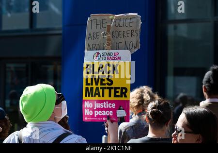 Brighton UK 17th settembre 2022 - Giustizia per i manifestanti di Chris Kaba al di fuori della stazione di polizia di Brighton in concomitanza con altre manifestazioni che si svolgono in tutto il paese . Chris Kaba è stato ucciso da un poliziotto metropolitano di armi da fuoco il 5 settembre dopo un inseguimento che si è concluso nel sud di Londra. . : Credit Simon Dack / Alamy Live News Foto Stock