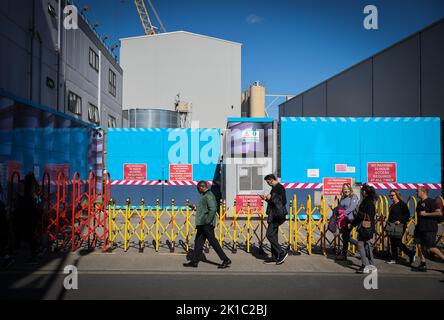 Londra, Regno Unito. 17th Set, 2022. Numerose persone camminano in una lunga coda nel quartiere di Bermondsey tra l'inizio della coda nel Southwark Park e Westminster Hall per dire Arrivederci alla bara steso della regina Elisabetta II La regina Elisabetta II della Gran Bretagna morì il 8 settembre 2022, all'età di 96 anni. La bara con la Regina sarà disposta nel Palazzo di Westminster (Parlamento) per quattro giorni. Per il 19 settembre è prevista una cerimonia di Stato presso l'Abbazia di Westminster con circa 2000 ospiti e il funerale nel Castello di Windsor, vicino a Londra. Credit: Christian Charisius/dpa/Alamy Live News Foto Stock