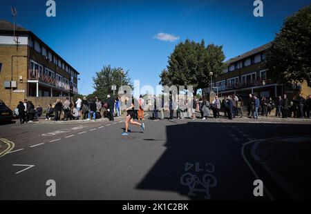 Londra, Regno Unito. 17th Set, 2022. Numerose persone camminano in una lunga coda nel quartiere di Bermondsey tra l'inizio della coda nel Southwark Park e Westminster Hall per dire Arrivederci alla bara steso della regina Elisabetta II La regina Elisabetta II della Gran Bretagna morì il 8 settembre 2022, all'età di 96 anni. La bara con la Regina sarà disposta nel Palazzo di Westminster (Parlamento) per quattro giorni. Per il 19 settembre è prevista una cerimonia di Stato presso l'Abbazia di Westminster con circa 2000 ospiti e il funerale nel Castello di Windsor, vicino a Londra. Credit: Christian Charisius/dpa/Alamy Live News Foto Stock