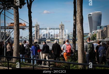 Londra, Regno Unito. 17th Set, 2022. Numerose persone camminano in una lunga coda sul Tamigi nel quartiere di Bermondsey tra l'inizio della coda nel Southwark Park e Westminster Hall per dire Arrivederci alla bara steso della regina Elisabetta II La regina Elisabetta II della Gran Bretagna morì il 8 settembre 2022, all'età di 96 anni. La bara con la Regina sarà disposta nel Palazzo di Westminster (Parlamento) per quattro giorni. Per il 19 settembre è prevista una cerimonia di Stato presso l'Abbazia di Westminster con circa 2000 ospiti e il funerale nel Castello di Windsor, vicino a Londra. Credit: Christian Charisius/dpa/Alamy Live News Foto Stock