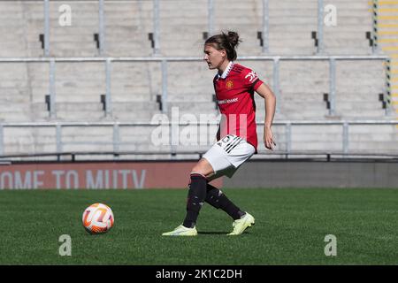 Leigh, Regno Unito. 17th Set, 2022. Leigh, Inghilterra, 17th 2022 settembre: Hannah Blundell (6 Manchester United) sulla palla durante il gioco di Barclays fa Womens Super League tra Manchester United e Reading al Leigh Sports Village di Leigh, Inghilterra (Natalie Mincher/SPP) Credit: SPP Sport Press Photo. /Alamy Live News Foto Stock