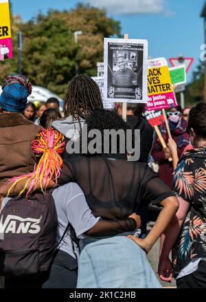 Brighton UK 17th settembre 2022 - Giustizia per i manifestanti di Chris Kaba al di fuori della stazione di polizia di Brighton in concomitanza con altre manifestazioni che si svolgono in tutto il paese . Chris Kaba è stato ucciso da un poliziotto metropolitano di armi da fuoco il 5 settembre dopo un inseguimento che si è concluso nel sud di Londra. . : Credit Simon Dack / Alamy Live News Foto Stock