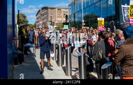 Brighton UK 17th settembre 2022 - Giustizia per i manifestanti di Chris Kaba al di fuori della stazione di polizia di Brighton in concomitanza con altre manifestazioni che si svolgono in tutto il paese . Chris Kaba è stato ucciso da un poliziotto metropolitano di armi da fuoco il 5 settembre dopo un inseguimento che si è concluso nel sud di Londra. . : Credit Simon Dack / Alamy Live News Foto Stock