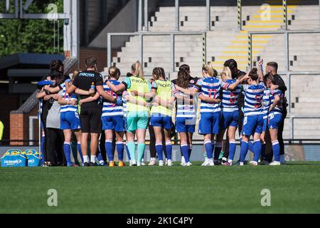 Leigh, Regno Unito. 17th Set, 2022. Leigh, Inghilterra, settembre 17th 2022: La squadra di lettura huddle dopo il gioco della Super League delle donne di Barclays fa tra il Manchester United e la lettura al Leigh Sports Village di Leigh, Inghilterra (Natalie Mincher/SPP) Credit: SPP Sport Press Photo. /Alamy Live News Foto Stock