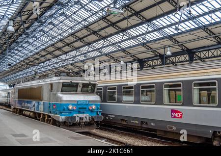 HENDAYE, FRANCIA - 16 AGOSTO 2013: Treni alla stazione ferroviaria di Hendaye, nel sud della Francia, un punto di collegamento di frontiera con la Spagna Foto Stock