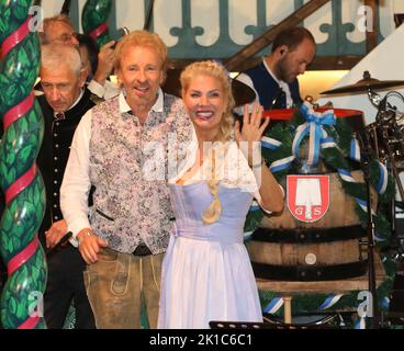 Monaco, Germania. 17th Set, 2022. MONACO, Germania. , . TV-moderatore e intrattenitore Thomas GOTTSCHALK e la sua partner Karina MROSS hanno aperto l'Oktoberfest nella birreria Marstall - ' o'zapft is! ' Credit: SPP Sport Press Photo. /Alamy Live News Credit: SPP Sport Press Photo. /Alamy Live News Foto Stock