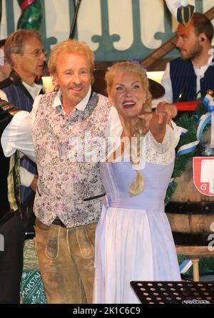 Monaco, Germania. 17th Set, 2022. MONACO, Germania. , . TV-moderatore e intrattenitore Thomas GOTTSCHALK e la sua partner Karina MROSS hanno aperto l'Oktoberfest nella birreria Marstall - ' o'zapft is! ' Credit: SPP Sport Press Photo. /Alamy Live News Credit: SPP Sport Press Photo. /Alamy Live News Foto Stock