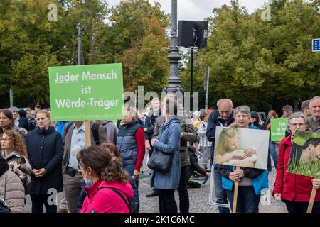 Berlino, Germania. 17th Set, 2022. La gente si è riunita a Berlino il 17 settembre 2022 per la manifestazione anti-aborto. Ci sono state alcune contro-dimostrazioni contro i manifestanti del movimento pro-vita. Il movimento ha tenuto numerose manifestazioni a Berlino dal 2002, e annualmente dal 2008. Un importante sostenitore della manifestazione è, tra gli altri, la Chiesa cattolica. Numerosi papi hanno già rivolto i loro saluti ai partecipanti negli anni precedenti. La tesi centrale è che la vita umana e la dignità umana iniziano con il concepimento. In questo senso, l'aborto uccide il nascituro Foto Stock