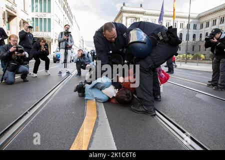 Berlino, Germania. 17th Set, 2022. La gente si è riunita a Berlino il 17 settembre 2022 per la manifestazione anti-aborto. Ci sono state alcune contro-dimostrazioni contro i manifestanti del movimento pro-vita. Il movimento ha tenuto numerose manifestazioni a Berlino dal 2002, e annualmente dal 2008. Un importante sostenitore della manifestazione è, tra gli altri, la Chiesa cattolica. Numerosi papi hanno già rivolto i loro saluti ai partecipanti negli anni precedenti. La tesi centrale è che la vita umana e la dignità umana iniziano con il concepimento. In questo senso, l'aborto uccide il nascituro Foto Stock