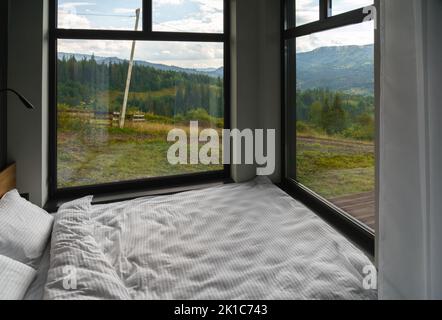 Letto grande con vista panoramica sulle montagne dei Carpazi in Ucraina con spazio copia Foto Stock