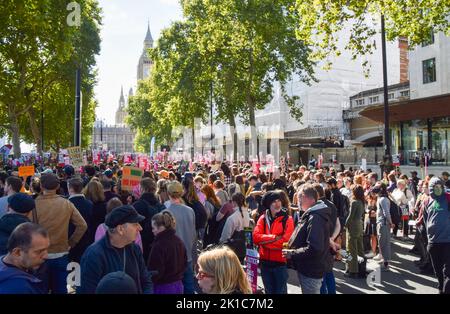 Londra, Regno Unito. 17th Set, 2022. I manifestanti si sono riuniti al di fuori del New Scotland Yard chiedendo giustizia a Chris Kaba, che è stato ucciso e ucciso dalla polizia nonostante fosse disarmato. Credit: Vuk Valcic/Alamy Live News Foto Stock