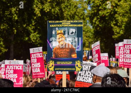 Londra, Regno Unito. 17th Set, 2022. I manifestanti si sono riuniti al di fuori del New Scotland Yard chiedendo giustizia a Chris Kaba, che è stato ucciso e ucciso dalla polizia nonostante fosse disarmato. Credit: Vuk Valcic/Alamy Live News Foto Stock