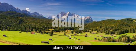 Prati di Mogul tra Mittenwald e Kruen, Werdenfelser Land, Zugspitze dietro, 2962m, Wetterstein Montagne, Alta Baviera, Baviera, Germania Foto Stock