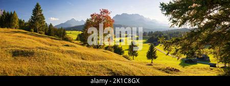 Prati di Mogul tra Mittenwald e Kruen, Werdenfelser Land, Wetterstein Montagne dietro, alta Baviera, Baviera, Germania Foto Stock
