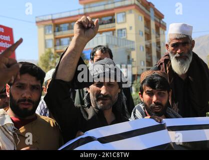 Kabul, Afghanistan. 17th Set, 2022. Gli afghani partecipano a una protesta a Kabul, capitale dell'Afghanistan, 17 settembre 2022. Centinaia di afghani si sono riuniti sabato di fronte all'ex ufficio della Commissione per i diritti umani dell'Afghanistan, nella capitale Kabul, per protestare contro il recente annuncio degli Stati Uniti relativo al trasferimento di una parte delle riserve nazionali afghane alla fiducia in Svizzera, chiedendo il rilascio completo dei beni. Con cartelli e striscioni, i manifestanti hanno cantato slogan anti-americani, accusando gli Stati Uniti per la crisi umanitaria ed economica in atto in Afghanistan. Credito: Xinhua/Alam Foto Stock