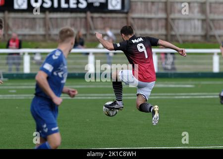 Galashiels, UK, sabato 17 settembre 2022 Calcio - Coppa Scozzese Round 1 - GALA FAIRYDEAN ROVERS FC vs SAUCHIE JUNIORS FOOTBALL CLUB Action dal primo tempo. Zander Murray, attaccante di Gala Fairydean Rovers, è diventato il primo calciatore scozzese ad uscire come gay. È il primo giocatore apertamente gay nella classifica professionale degli uomini in Scozia da Justin Fashanu con Airdrie e Hearts a metà degli anni '1990s. Il giocatore della Lowland League di 30 anni segue l'esempio degli arbitri Craig Napier e Lloyd Wilson nel mese di giugno. Credit: Rob Gray/Alamy Live News Foto Stock