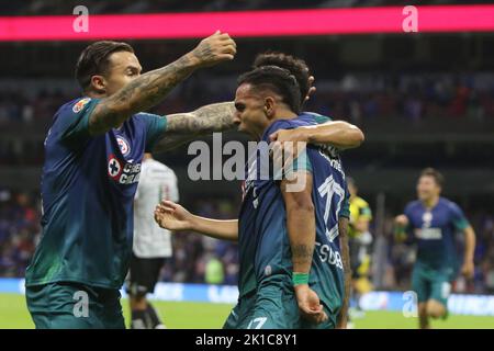 Città del Messico, Messico. 16th Set, 2022. 16 settembre 2022, Città del Messico, Messico: Christian Tabo e Jesus Escoboza della squadra di calcio Cruz Azul celebrano il gol durante la partita di calcio tra la squadra di calcio Cruz Azul e Leon FC del torneo di apertura 2022 della MX League allo stadio Aztec. Il 16 settembre 2022 a Città del Messico, Messico. Credit: Eyepix Group/Alamy Live News Foto Stock