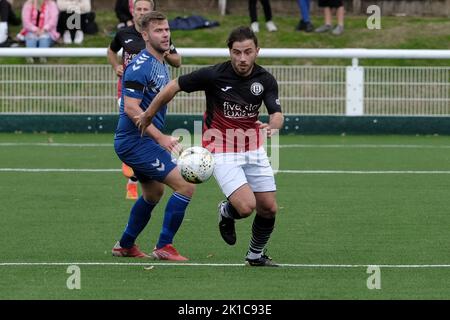 Galashiels, UK, sabato 17 settembre 2022 Calcio - Coppa Scozzese Round 1 - GALA FAIRYDEAN ROVERS FC vs SAUCHIE JUNIORS FOOTBALL CLUB Action dal primo tempo. Zander Murray, attaccante di Gala Fairydean Rovers, è diventato il primo calciatore scozzese ad uscire come gay. È il primo giocatore apertamente gay nella classifica professionale degli uomini in Scozia da Justin Fashanu con Airdrie e Hearts a metà degli anni '1990s. Il giocatore della Lowland League di 30 anni segue l'esempio degli arbitri Craig Napier e Lloyd Wilson nel mese di giugno. Credit: Rob Gray/Alamy Live News Foto Stock