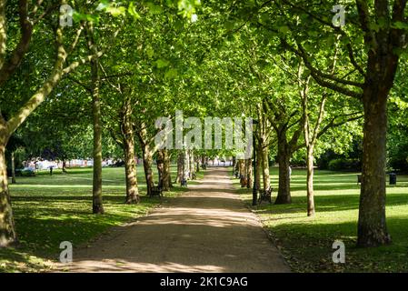 I vigneti - un ben mantenuto, serena spazio verde utilizzato come impostazione in diversi Charles Dickens romanzi, Rochester, Kent, England, Regno Unito Foto Stock