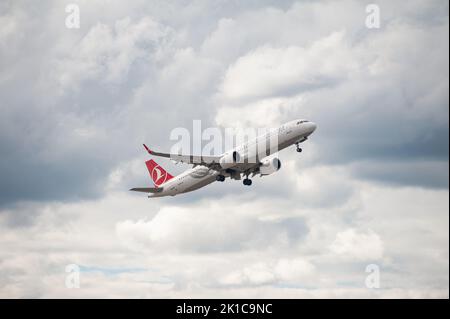 30.08.2022, Berlino, Germania, Europa - Un aeromobile passeggeri Turkish Airlines Airbus A321 Neo parte dall'aeroporto di Berlino Brandenburg BER. Foto Stock