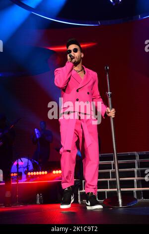 Miami, Florida, Stati Uniti. 16th Set, 2022. Prince Royce si esibisce dal vivo sul palco durante il concerto Prince Royce - Classic Tour alla FTX Arena il 16 settembre 2022 a Miami, Florida. Credit: Mpi10/Media Punch/Alamy Live News Foto Stock