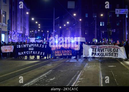 Helsinki, Finlandia - 6 dicembre 2021: I manifestanti della sinistra antifascista Helsinki ilman natseja (Helsinki senza nazisti) processione / cou Foto Stock