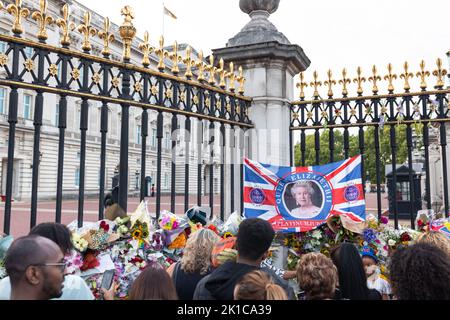 Londra, Regno Unito - Settembre 11 2022: Persone che piangono fuori Buckingham Palace per l'annuncio della morte della regina Elisabetta II Foto Stock