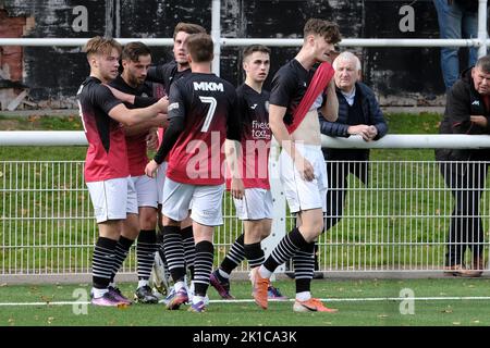 Galashiels, UK, sabato 17 settembre 2022 Calcio - Coppa Scozzese Round 1 - GALA FAIRYDEAN ROVERS FC vs SAUCHIE JUNIORS FOOTBALL CLUB Action dal primo tempo. Zander Murray, attaccante di Gala Fairydean Rovers, è diventato il primo calciatore scozzese ad uscire come gay. È il primo giocatore apertamente gay nella classifica professionale degli uomini in Scozia da Justin Fashanu con Airdrie e Hearts a metà degli anni '1990s. Il giocatore della Lowland League di 30 anni segue l'esempio degli arbitri Craig Napier e Lloyd Wilson nel mese di giugno. Credit: Rob Gray/Alamy Live News Foto Stock