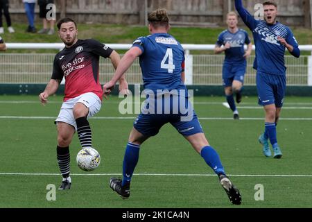 Galashiels, UK, sabato 17 settembre 2022 Calcio - Coppa Scozzese Round 1 - GALA FAIRYDEAN ROVERS FC vs SAUCHIE JUNIORS FOOTBALL CLUB Action dal primo tempo. Zander Murray, attaccante di Gala Fairydean Rovers, è diventato il primo calciatore scozzese ad uscire come gay. È il primo giocatore apertamente gay nella classifica professionale degli uomini in Scozia da Justin Fashanu con Airdrie e Hearts a metà degli anni '1990s. Il giocatore della Lowland League di 30 anni segue l'esempio degli arbitri Craig Napier e Lloyd Wilson nel mese di giugno. Credit: Rob Gray/Alamy Live News Foto Stock