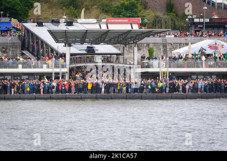 Amburgo, Germania. 17th Set, 2022. Gli spettatori sono in piedi impaccati sulle tappe di atterraggio in attesa del tradizionale balletto del rimorchiatore. Credit: Jonas Walzberg/dpa/Alamy Live News Foto Stock