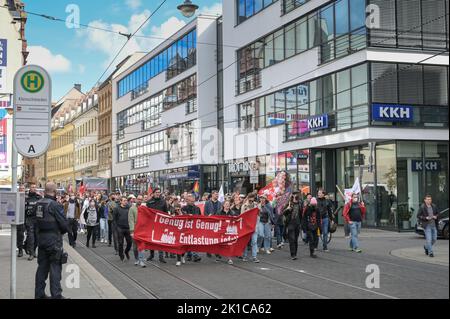 Halle, Germania. 17th Set, 2022. 17 settembre 2022, Sassonia-Anhalt, Halle (Saale): Manifestanti marciano per il centro della città sotto lo slogan "basta". A Halle, ci fu un rally il primo giorno nazionale di azione per il 'autunno caldo'. Con ciò, i partecipanti hanno protestato contro l'aumento dei prezzi dell'energia, per la sollievo dei cittadini, la tassazione dei profitti eccessivi delle compagnie petrolifere e l'accessibilità dei prodotti alimentari. Credit: dpa Picture Alliance/Alamy Live News Foto Stock