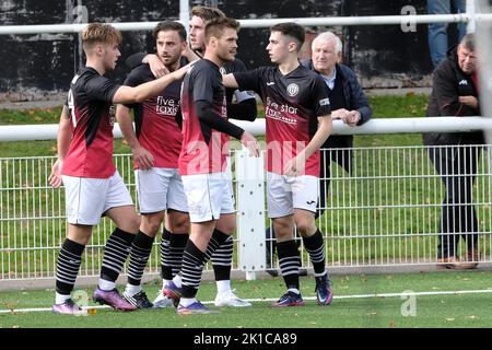 Galashiels, UK, sabato 17 settembre 2022 Calcio - Coppa Scozzese Round 1 - GALA FAIRYDEAN ROVERS FC vs SAUCHIE JUNIORS FOOTBALL CLUB Action dal primo tempo. Zander Murray, attaccante di Gala Fairydean Rovers, è diventato il primo calciatore scozzese ad uscire come gay. È il primo giocatore apertamente gay nella classifica professionale degli uomini in Scozia da Justin Fashanu con Airdrie e Hearts a metà degli anni '1990s. Il giocatore della Lowland League di 30 anni segue l'esempio degli arbitri Craig Napier e Lloyd Wilson nel mese di giugno. Credit: Rob Gray/Alamy Live News Foto Stock