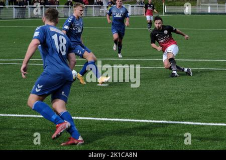 Galashiels, UK, sabato 17 settembre 2022 Calcio - Coppa Scozzese Round 1 - GALA FAIRYDEAN ROVERS FC vs SAUCHIE JUNIORS FOOTBALL CLUB Action dal primo tempo. Zander Murray, attaccante di Gala Fairydean Rovers, è diventato il primo calciatore scozzese ad uscire come gay. È il primo giocatore apertamente gay nella classifica professionale degli uomini in Scozia da Justin Fashanu con Airdrie e Hearts a metà degli anni '1990s. Il giocatore della Lowland League di 30 anni segue l'esempio degli arbitri Craig Napier e Lloyd Wilson nel mese di giugno. Credit: Rob Gray/Alamy Live News Foto Stock