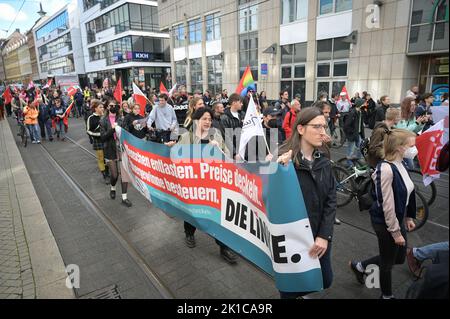 Halle, Germania. 17th Set, 2022. 17 settembre 2022, Sassonia-Anhalt, Halle (Saale): Manifestanti marciano per il centro della città sotto lo slogan "basta". A Halle, ci fu un rally il primo giorno nazionale di azione per il 'autunno caldo'. Con ciò, i partecipanti hanno protestato contro l'aumento dei prezzi dell'energia, per la sollievo dei cittadini, la tassazione dei profitti eccessivi delle compagnie petrolifere e l'accessibilità dei prodotti alimentari. Credit: dpa Picture Alliance/Alamy Live News Foto Stock