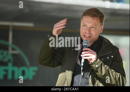 Halle, Germania. 17th Set, 2022. 17 settembre 2022, Sassonia-Anhalt, Halle (Saale): Martin Schirdewan, co-presidente del partito di sinistra, parla ai manifestanti nella piazza del mercato di Halle. A Halle, ci fu un raduno per la prima giornata nazionale di azione per l'"Autunno caldo". Con ciò, i partecipanti hanno protestato contro l'aumento dei prezzi dell'energia, per la sollievo dei cittadini, la tassazione dei profitti eccessivi delle compagnie petrolifere e l'accessibilità dei prodotti alimentari. Credit: dpa Picture Alliance/Alamy Live News Foto Stock